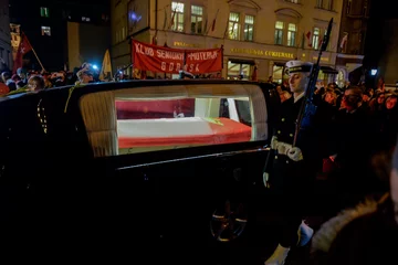 Kondukt żałobny z trumną Pawła Adamowicza 