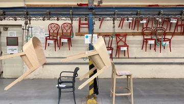 Gięcie litego drewna przy użyciu pary wodnej to technologia, która od ponad 160 lat definiuje charakter mebli produkowanych w Bystřicy pod Hostýnem 