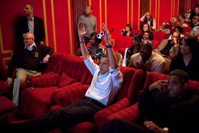Obama w okularach 3-D podczas oglądania Super Bowl w Białym Domu