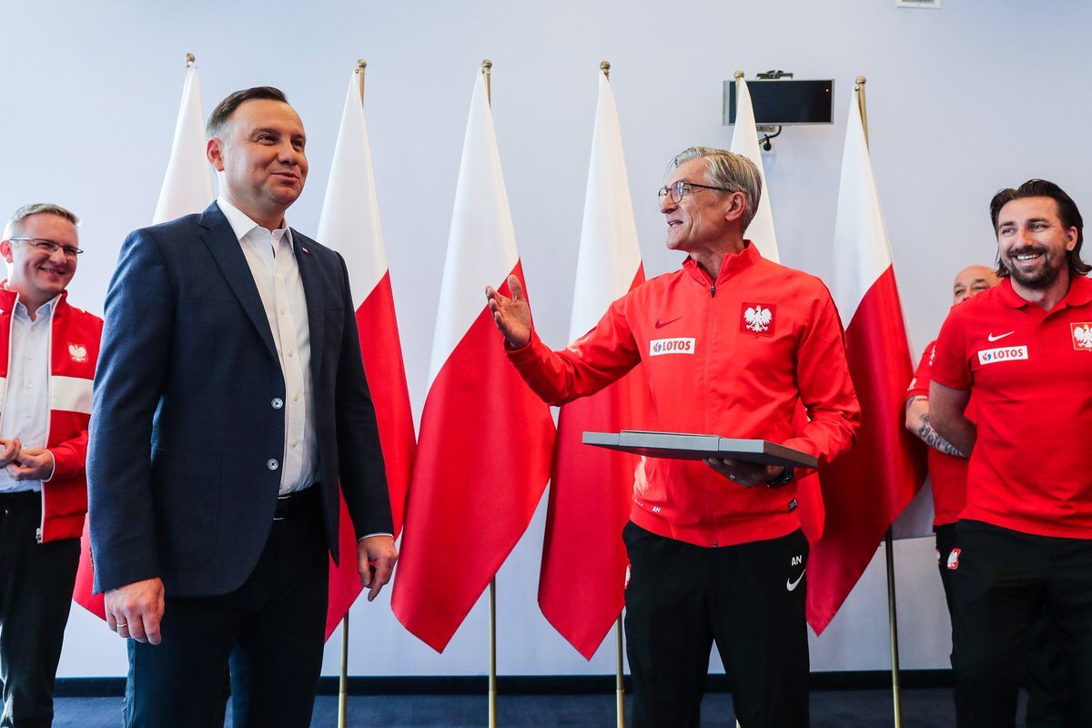 Prezydent Andrzej Duda w Juracie na spotkaniu ze sztabem i pilkarzami reprezentacji Polski 