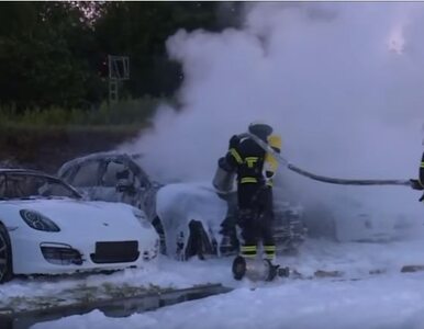 Miniatura: 12 spalonych Porsche, starcia z policją w...