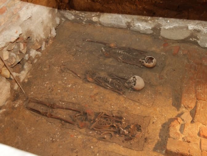 Łącznie w Małachowiance znaleziono szczątki ok. 60 osób. Kości zbada teraz antropolog (zdjęcia dzięki uprzejmości Urzędu Miasta Płock)