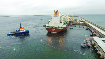 Statek z&nbsp;pierwszym transportem skroplonego gazu ziemnego dla&nbsp;PGNiG przypłynął 11 grudnia 2015 roku do&nbsp;terminalu LNG w&nbsp;Świnoujściu. Dostawcą był Qatargas