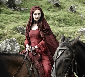 Melisandre po raz pierwszy w serialu "Gra o tron" Wciela się w nią aktorka Carice van Houten.