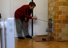 Mieszkają w&nbsp;Warszawie – bez toalety i&nbsp;ogrzewania. „Prysznic...