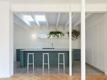 Turkusowa kuchnia w&nbsp;apartamencie projektu Atelier Barda