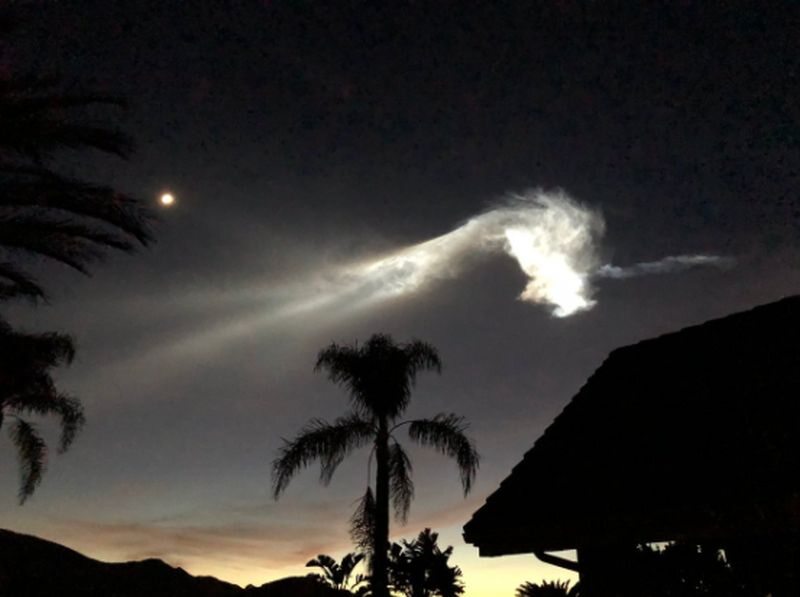 Smuga pozostała po rakiecie Falcon 9 