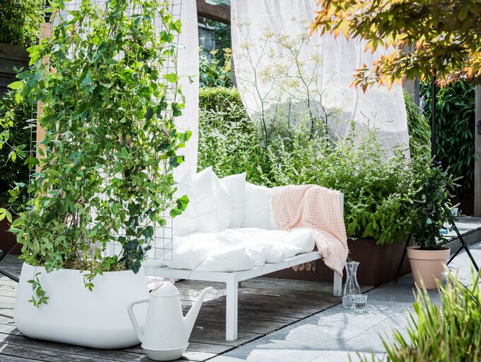 Trendy na balkon 2023. Biel jest uniwersalna. Pięknie wydobywa bujną zieleń liści. Ma jednaj jedną wadę: nie nadaje się na balkony, na których przebywają małe dzieci. Dorośli muszą natomiast uważać z czerwonym winem