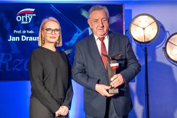 Jan Draus (z prawej) oraz&nbsp;wręczająca nagrodę Marzena Zielińska, prezes Capital Point