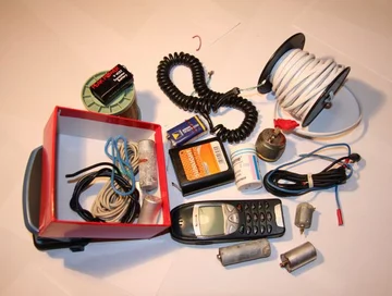 Prawdopodobnie przy pomocy tego telefonu zamachowiec chciał zdetonować ładunek (fot. ABW)