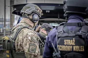 Fotografia z zatrzymania gangu okradającego pociągi 