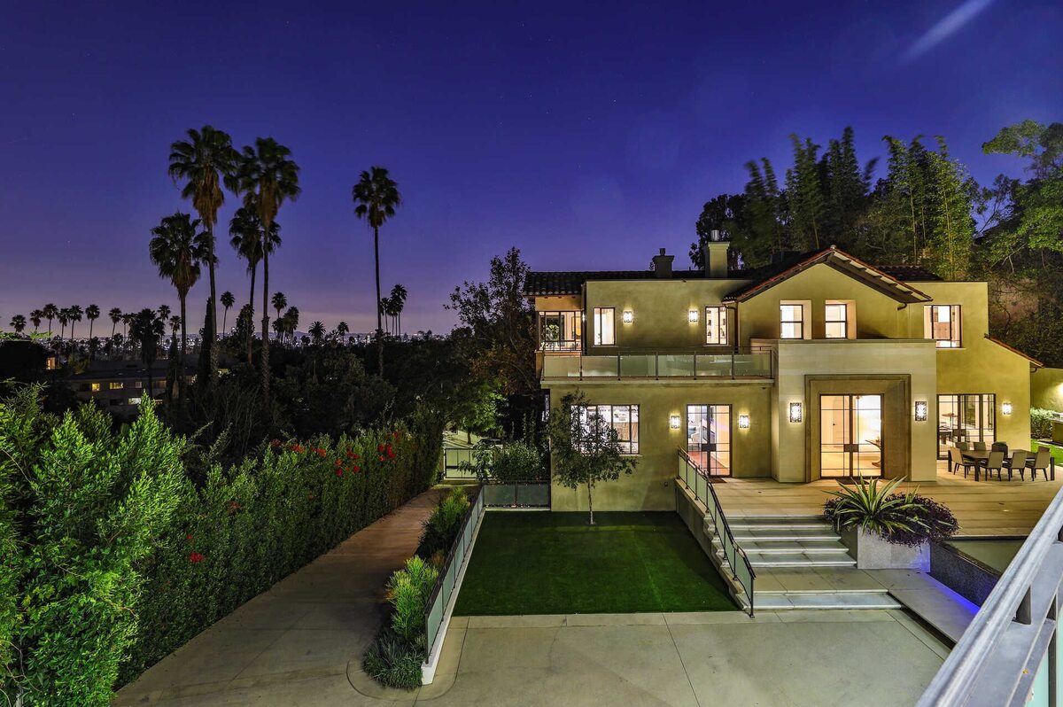 Dom znajduje się pod adresem 7801 Hillside Avenue Los Angeles, CA 90046 