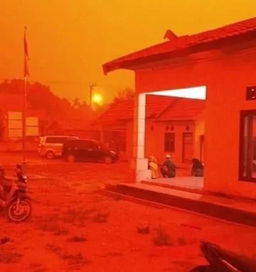 Czerwone niebo nad prowincją Jambi w Indonezji 