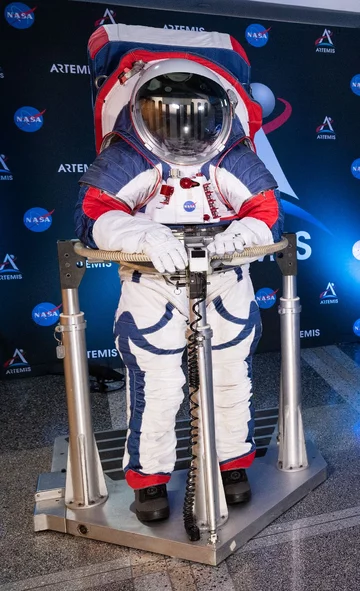 NASA pokazała nowe kombinezony 