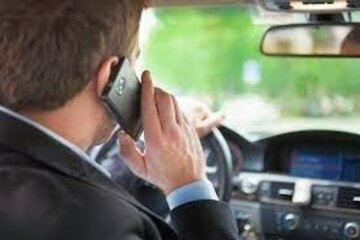 Rozmowa przez telefon w&nbsp;samochodzie
