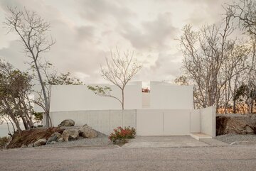 Casa Malonic w&nbsp;Zihuatanejo zaprojektowana przez HW Studio. Prosta biała bryła, okrągły dziedziniec i&nbsp;otwarcie na&nbsp;otaczający krajobraz tworzą sp&oacute;jną, wyciszoną architekturę