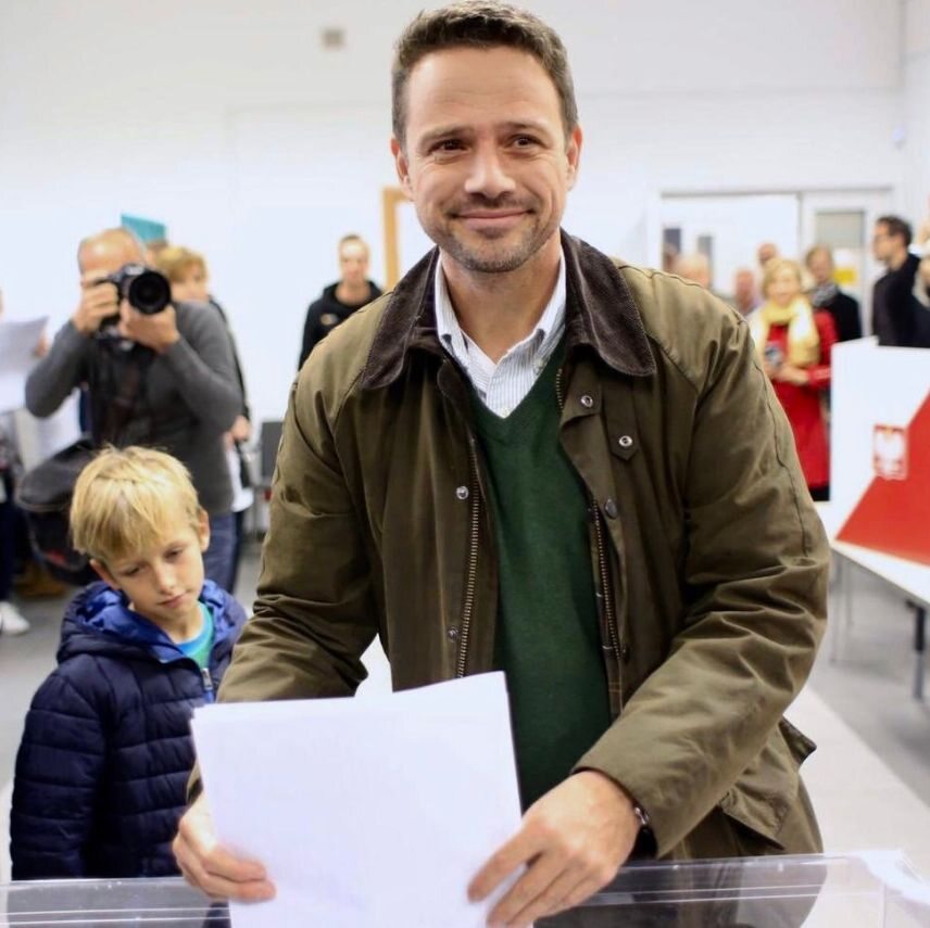 Rafał Trzaskowski przy urnie wyborczej 
