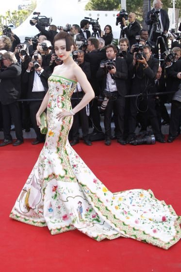 Suknia Fan Bingbing nawiązywała do rodzinnego kraju chińskiej modelki , fot. PAP/EPA/GUILLAUME HORCAJUELO