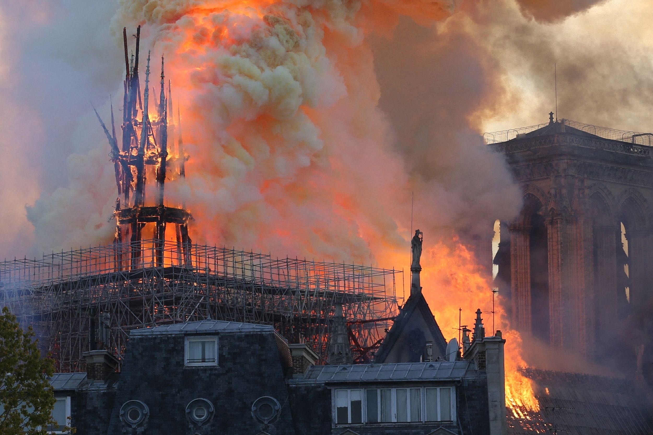 Pożar Notre Dame to „oczywisty akt satanistyczny”. Kto tak uważa?