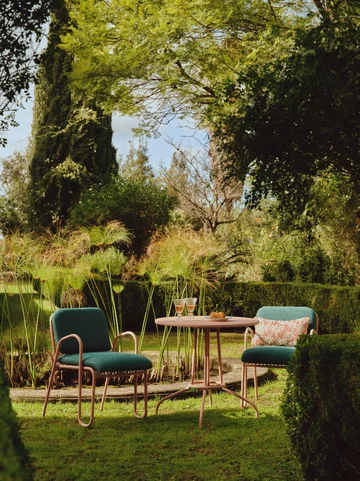 Kolekcja Giovanni, Westwing Collection – lekkie meble outdoor inspirowane śródziemnomorskim stylem życia, z elegancką metalową konstrukcją i kolorowymi akcentami, stworzone do relaksu na tarasie, w ogrodzie lub przy basenie 