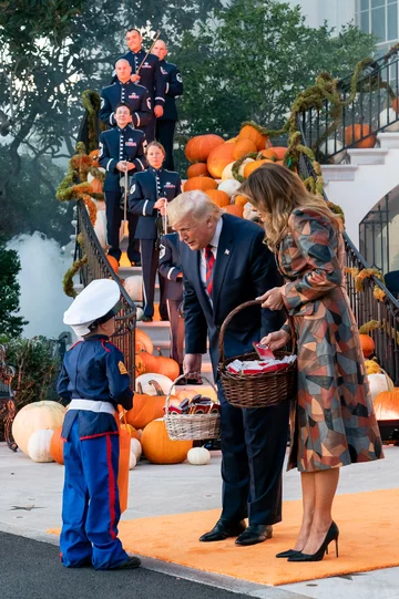 Donald i Melania Trump rozdający słodycze dzieciom 