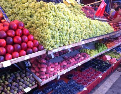 Niemyte owoce - jedzenie niemytych owoców. Czym można się zarazić?