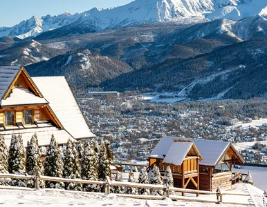 Miniatura: Białe chodniki, dachy i drzewa. Chwilowa...