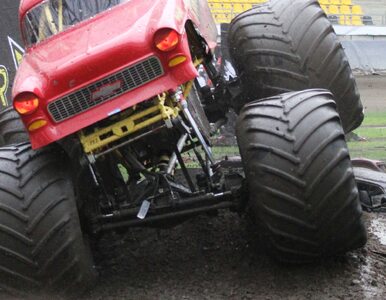 Miniatura: Gigantyczny monster truck wjechał w tłum....