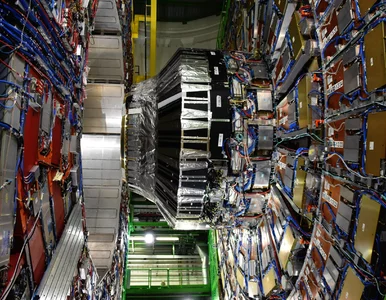 Wielki Zderzacz Hadronów to maszyna położona na terenie jakich państw?