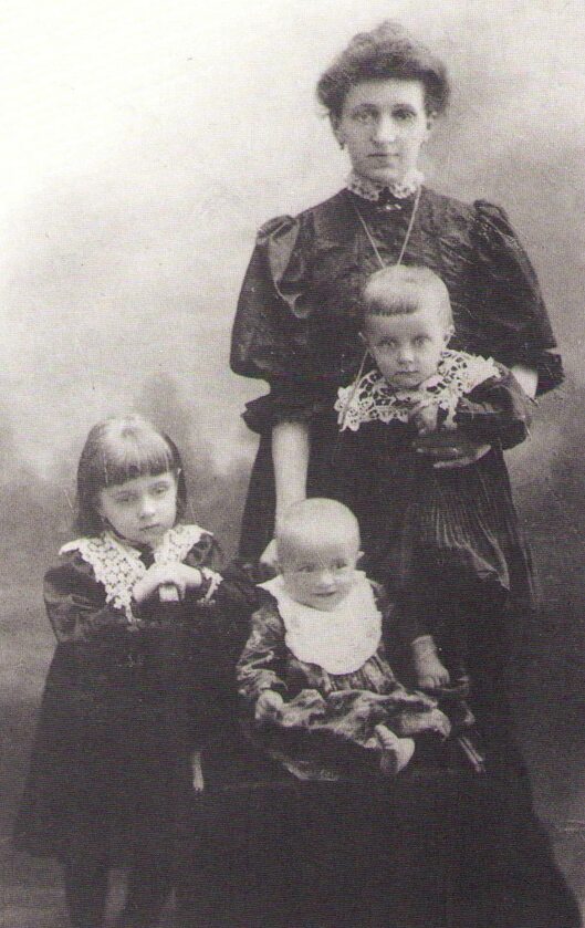 Matka chrzestna papieża, Maria Wiadrowska z dziećmi 