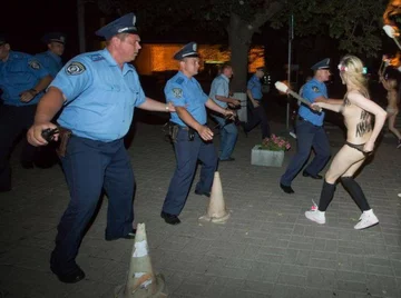 Protest FEMENU w Kijowie przeciwko Łukaszence (fot.FEMEN/Facebook)