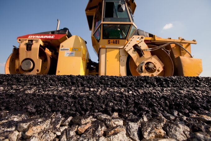 Nowa mieszanka mineralno-asfaltowa ma zwiększyć komfort pracy robotników drogowych