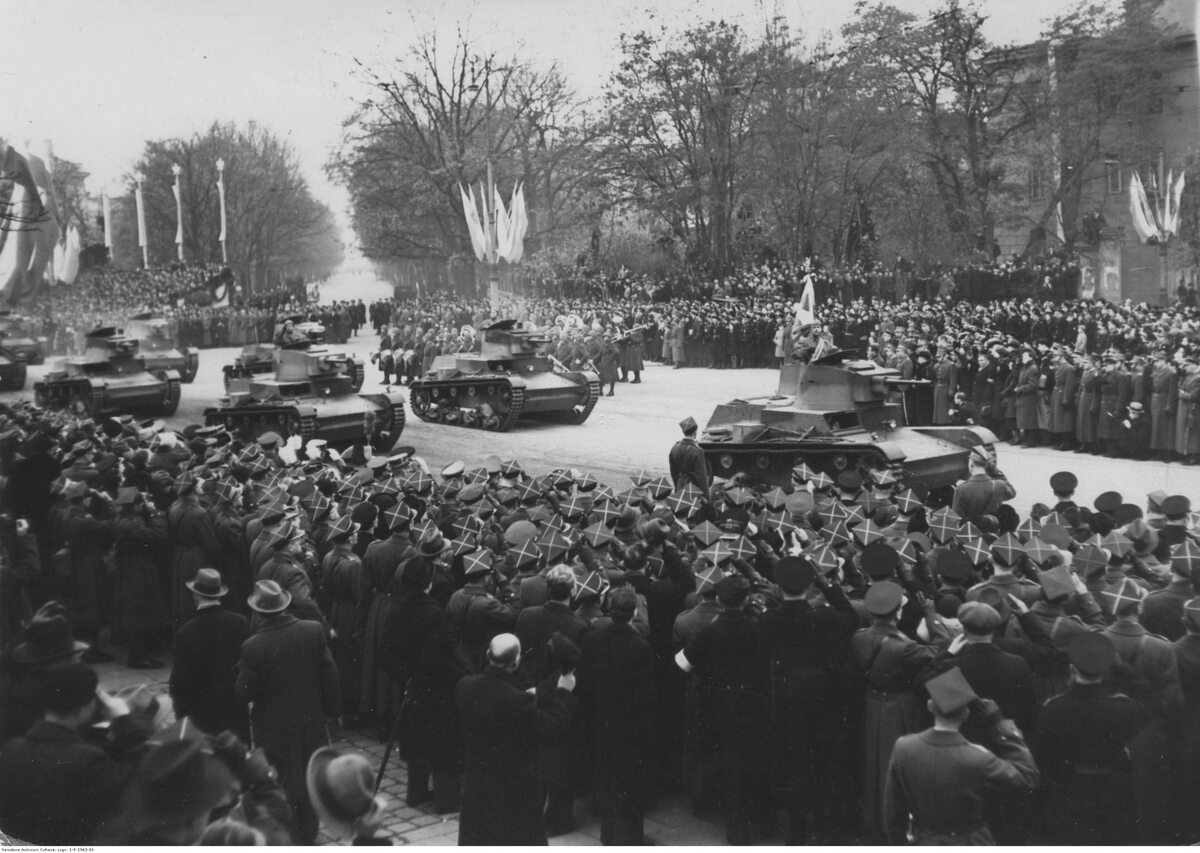 Przejazd czołgów 7TP podczas defilady w Warszawie Obchody Święta Niepodległości w 1938 roku