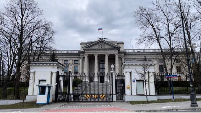 Ambasada Rosji przed restauracja Krym