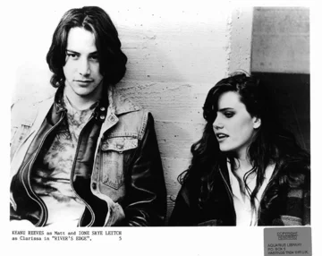 Keanu Reeves i Ione Skye w „Brzeg rzeki” (1986) 