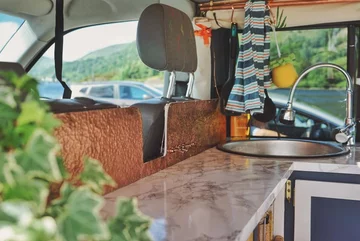 Bus przerobiony na mieszkanie 