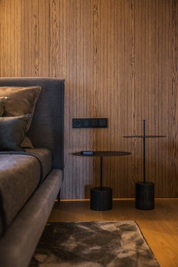 Projekt pracowni masz.design pokazuje, że ciemna kolorystyka, naturalne drewno i światło mogą stworzyć wnętrze pełne spokoju, elegancji i ponadczasowego charakteru 
