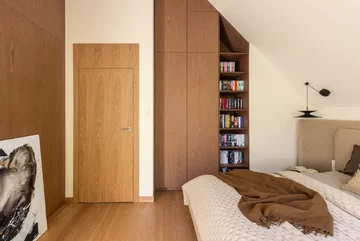 Projekt domu pod Warszawą autorstwa pracowni Decoroom to współczesna interpretacja stylu japandi — pełna naturalnych materiałów, miękkich form i spokojnej, harmonijnej kolorystyki 