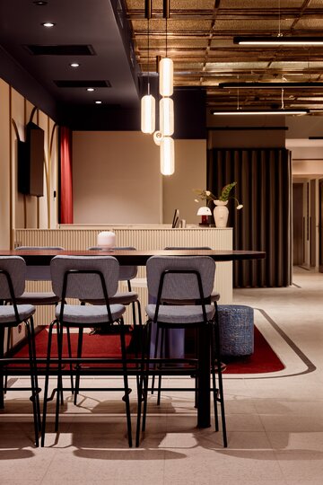 Projekt wnętrz B&B HOTEL Wrocław Old Town autorstwa AKA Studio nawiązuje do modernistycznej architektury budynku i estetyki Art Déco, reinterpretując historyczne detale we współczesny sposób 