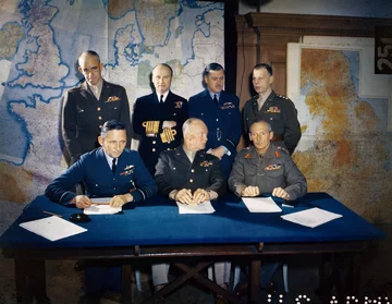 Spotkanie Naczelnego Dowództwa Sojuszniczych Sił Ekspedycyjnych w Londynie (1 lutego 1944 r.) Siedzą od lewej: sir Arthur W. Tedder, Dwight Eisenhower, sir Bernard Montgomery. Stoją od lewej: Omar Bradley, sir Bertram H. Ramsay, sir Trafford Leigh-Mallory i Walter Bedell Smith