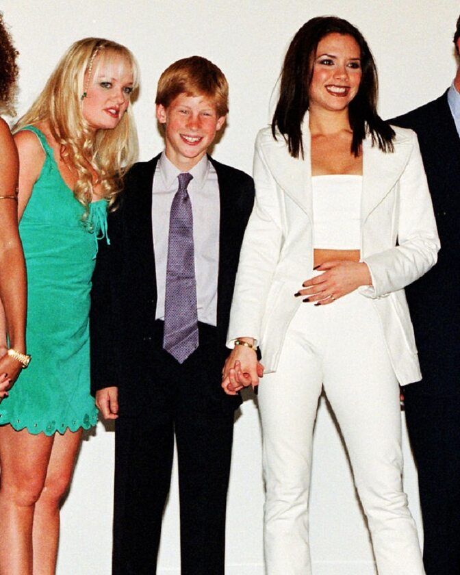 Książę Harry trzymający Victorię Beckham za rękę, 1997 r. 