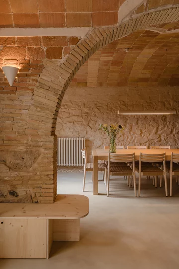 Rewitalizacja dawnej stolarni – projekt Clara Crous Arquitectura przywraca znaczenie materiałowi, światłu i oryginalnej strukturze budynku 