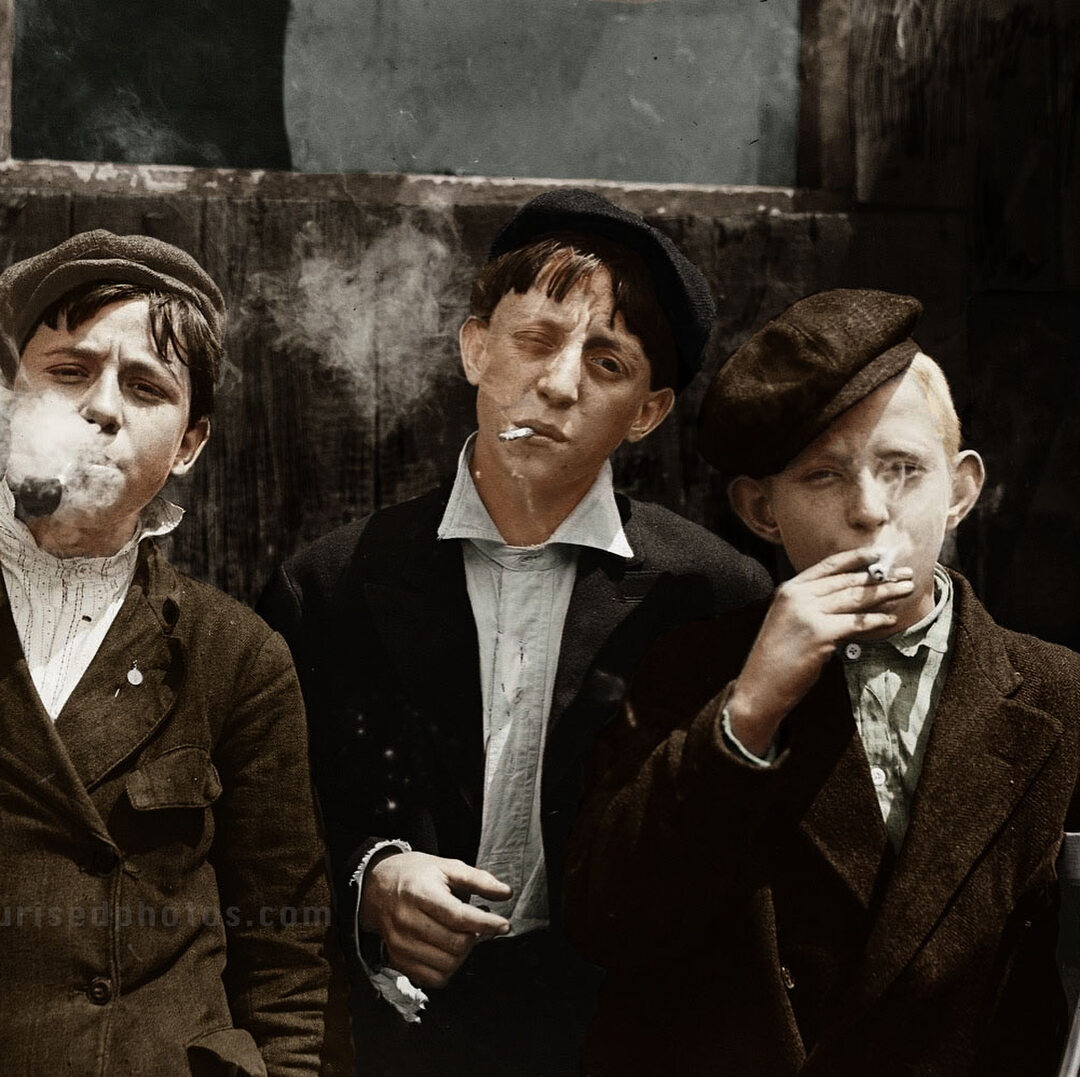 Palący chłopcy, rok 1910 
