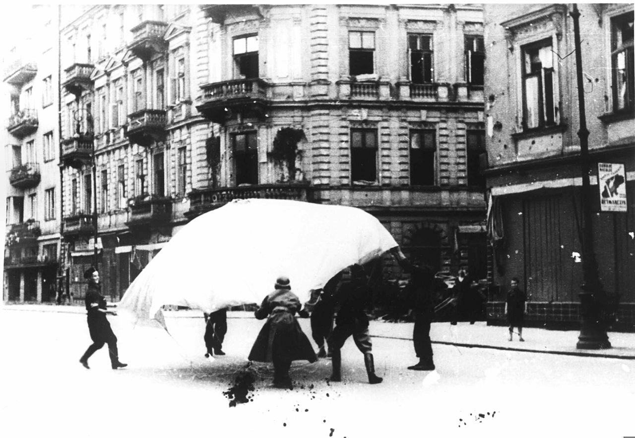 Około 300 alianckich samolotów dostarczało pomoc dla walczącej Warszawy. Ile z nich zostało zestrzelonych przez Niemców?