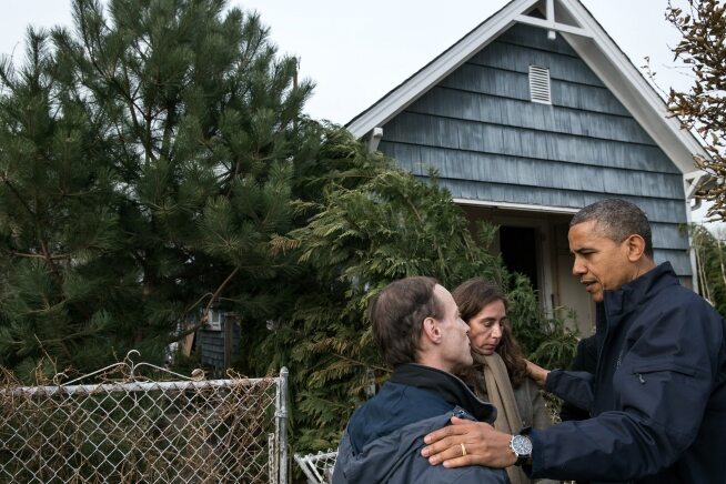 Obama rozmawia z mieszkańcami Cedar Grove Avenue po przejściui huraganu Sandy