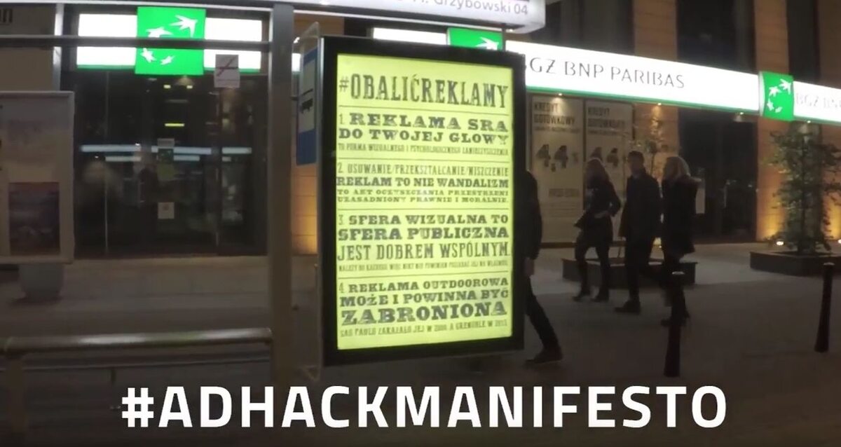 Plakat #adhackmanifesto w Polsce, czyli akcja #obalićreklamy 