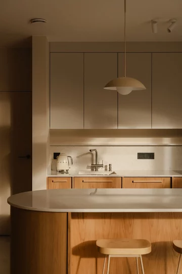 Dom na skraju lasu w Oławie zaprojektowany przez pracownię Habitat. Naturalne materiały, jasne drewno, mikrocement i światło dzienne tworzą spokojne, nowoczesne wnętrze będące przedłużeniem otaczającej przyrody 