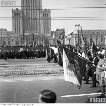 Poczty sztandarowe przechodzące przed trybuną honorową. W tle widoczna dolna część Pałacu Kultury i Nauki. (1969 r.)(fot. NAC)