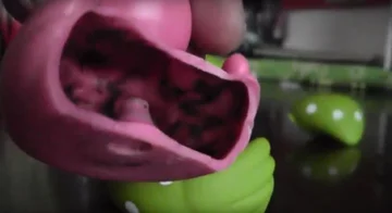 Bakterie i grzyby wewnątrz pływających zabawek 