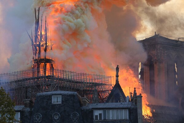 Miniatura: Pożar katedry Notre Dame w obiektywie...